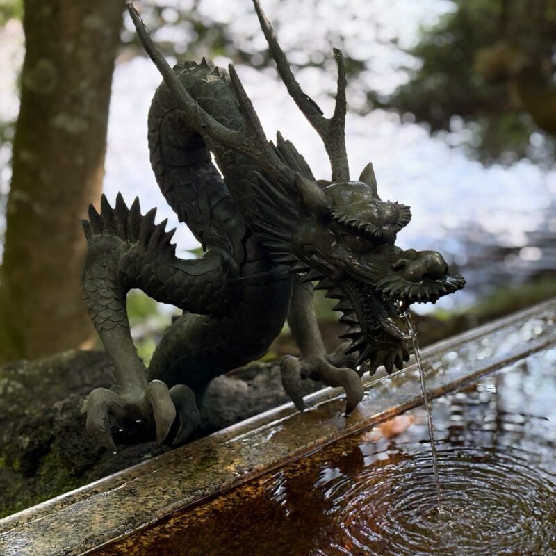 九頭龍神社の龍の形の手水舎（ちょうずや）